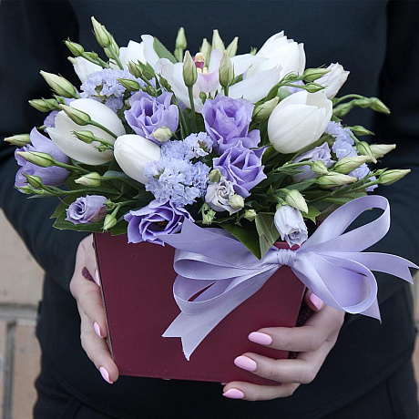 Букет цветов в коробке Маленькое чудо из орхидеи, тюльпанов, статицы, эустомы - Фото 1