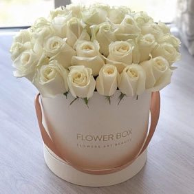15 кремово-белых роз в маленькой белой коробке