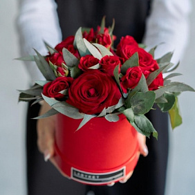 Композиция цветов "Искренность души" в маленькой шляпной коробке