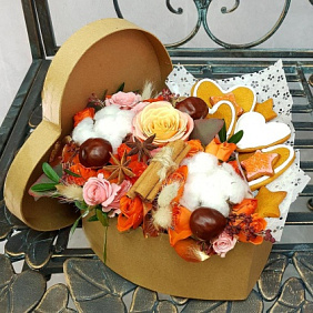 композиция из хлопка, роз, корицы и имбирных пряников