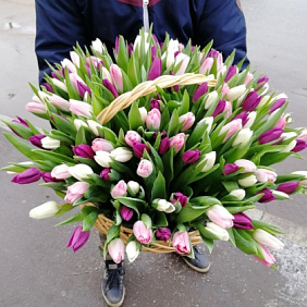Микс тюльпанов в корзине