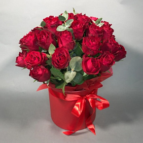 39 кенийских роз в шляпной коробке