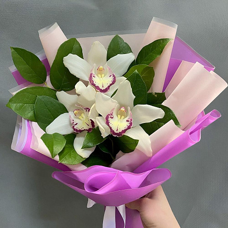 Букет-комплимент из белых орхидей - Фото 1