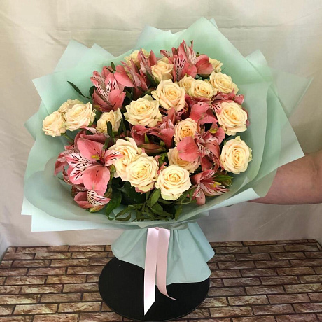 Кустовые розы и альстромерии - Фото 1