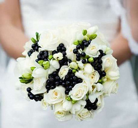 Букет невесты из ранункулюсов, роз и фрезии
