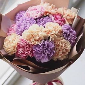 15 разноцветных гвоздик