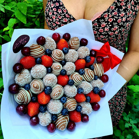 Букет Скарлетт с черешней и малиной - Фото 1