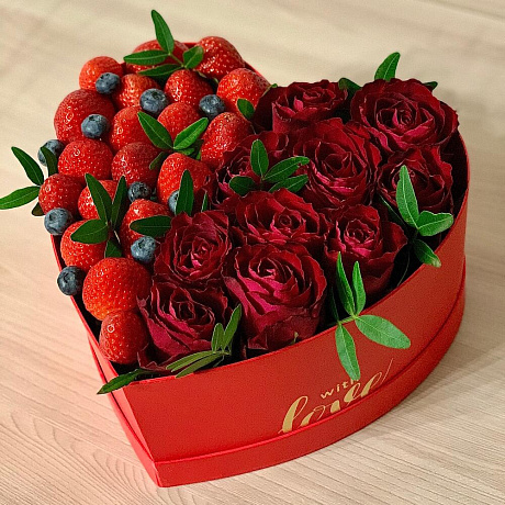 Цветы с ягодами в коробке - Фото 1
