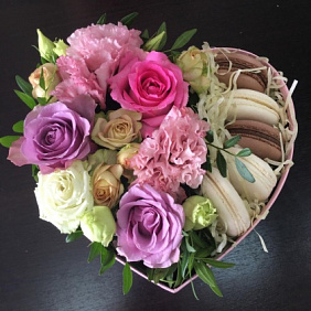 Композиция цветов и пирожное макарон