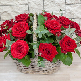 Корзина из 19 красных роз