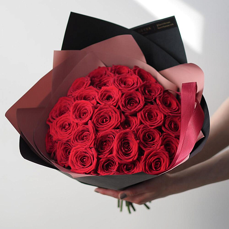 Букет из 29 роз Ред Наоми в черном крафте - Фото 1