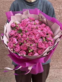 Букет из 25 розовых кустовых пионовидных роз