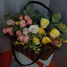 Корзина-сумка с цветами
