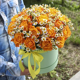 25 роз с ромашками в коробке