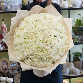 Белая роза в крафте (101 роза)