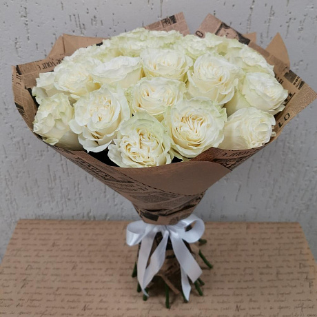 Букет из 25 роз Эквадор 50см в крафтовой бумаге - Фото 1