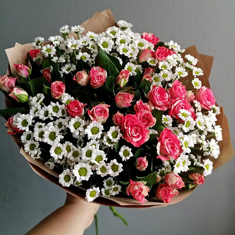 Букет из кустовых роз и хризантем Сантини - Фото 1