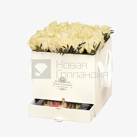 35 белых роз в большой белой коробке шкатулке с макарунсами - Фото 1