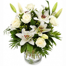 Нежный букет невесты из лилий и эустомы