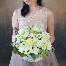 НЕЖНАЯ КОМПОЗИЦИЯ В КОРЗИНЕ ИЗ БЕЛЫХ ЦВЕТОВ И ЗЕЛЕНИ АММИ МАДЖУС