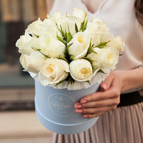 Белые розы White Kenya в шляпной коробке Demi BLUE