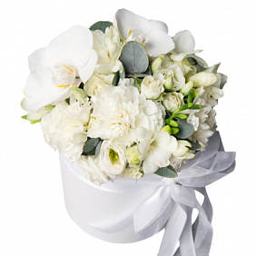 Букет из 3 орхидеи Фаленопсис, гвоздики и фрезия в малой шляпной коробке