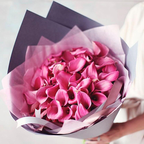 Букет из 39 розовых калл в нежной упаковке - Фото 1