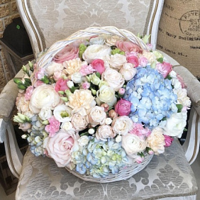 Композиция цветов в корзине №2