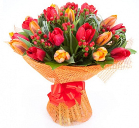 Букет из тюльпанов и гиперикума