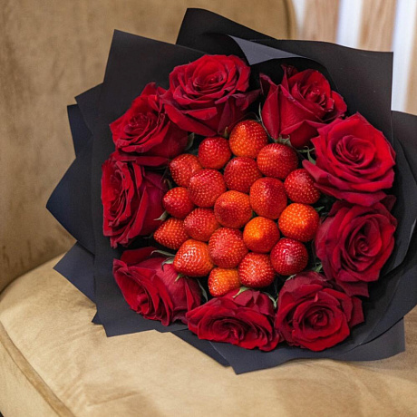 Букет клубничный с 9 розами - Фото 1