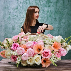 Большая корзина с цветами (white o'hara)