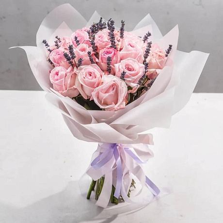 Букет из нежных розовых роз с лавандой - Фото 1