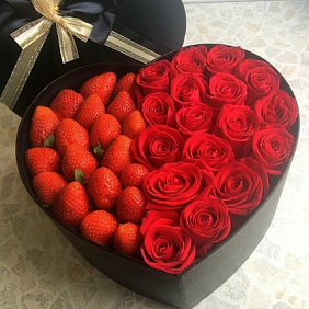 Композиция красное сердце из роз и клубники