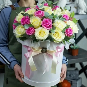 49 белых и розовых роз в коробке