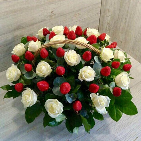 Корзина с цветами и клубникой