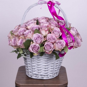 Корзина из 29 сереневых роз с эвкалиптом