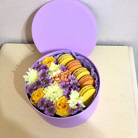 Цветы в коробке с макарунс. Макарони
