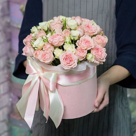 Кустовые розы в маленькой белой шляпной коробке №570 - Фото 1
