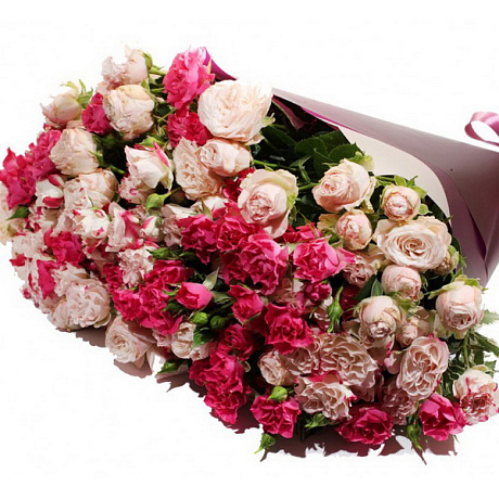 Букет из 25 кремовых и розовых кустовых роз с зеленью - Фото 1