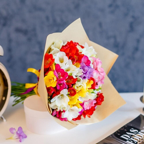 Ароматный букет из 51 фрезии - Фото 1