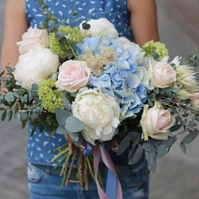 Букет из живых цветов "Юнона"