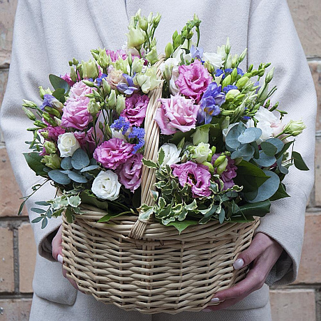 Букет цветов в корзине Спеши любить из лизиантуса и фрезии - Фото 1