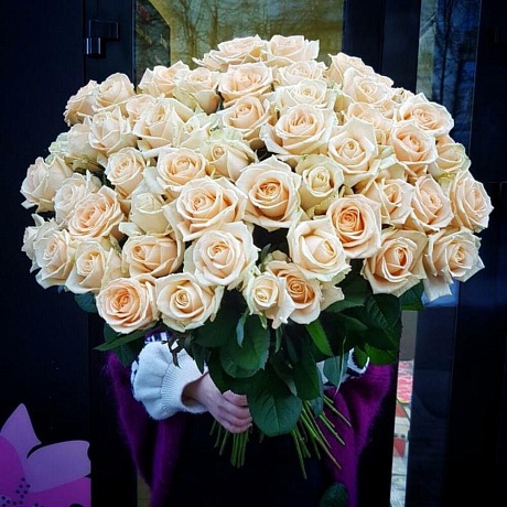 Букет из 51 персиковой розы - Фото 1