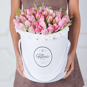 35 розовых тюльпанов в белой шляпной коробке №215