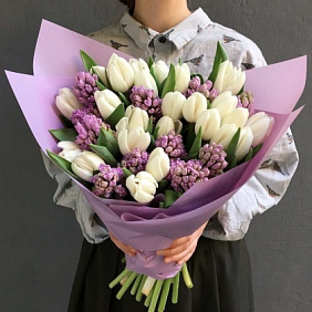 Букет 25 белых тюльпанов с гиацинтом