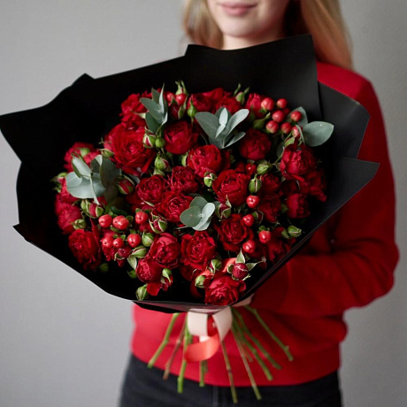 Букет красных роз с гиперикумом - Фото 1