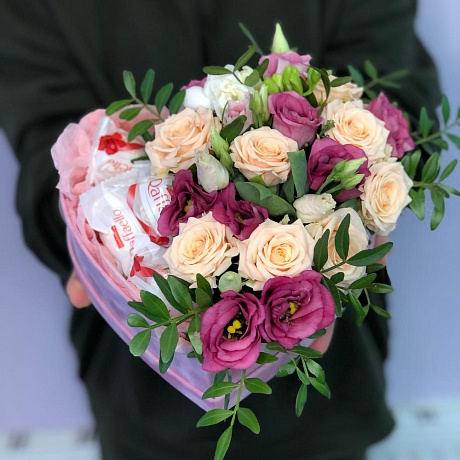 Цветы в коробке с рафаэлло - Фото 1