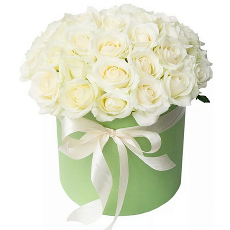 Букет из 25 белых роз в средней шляпной коробке - Фото 1