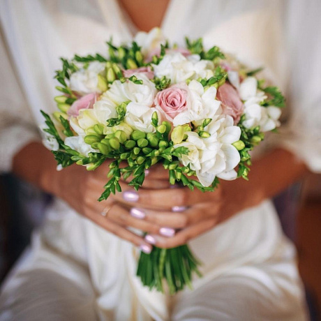 Букет невесты с розой Аква и фрезий - Фото 1