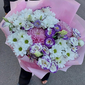 Букет с хризантамами и эустомой